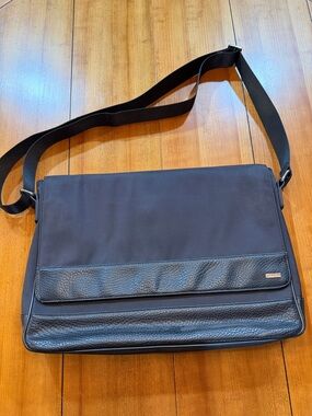Calvin Klein - Black Men's Messenger Bag - Classic Crossbody Briefcase